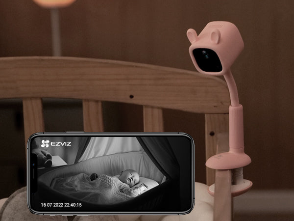 Ezviz videokamera ar akumulatoru, raudāšanas uztveršanu, zonas pamešanas paziņojumiem, nomierinošu mūziku, nakts redzamību, Full HD izšķirtspēju, divvirzienu audio, strādā ar Google Home un Amazon Alexa. Atbalsta MicroSD kartiņas līdz 256 GB