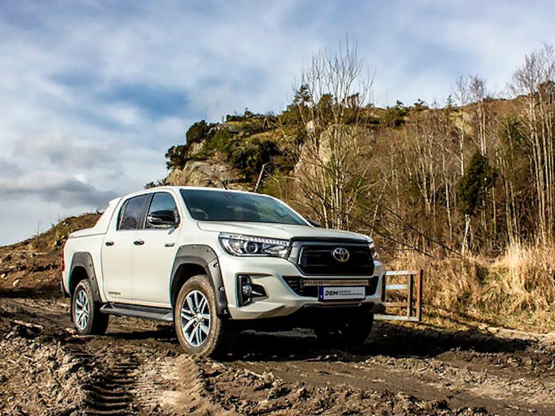 DSM palīggaismu komplekts automašīnai Toyota Hilux 2016-, ietilpst Genesis II 800 gaisma un DSM instalācijas komplekts