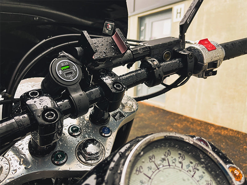 USB- USB-C  lādētājs ar stiprinājumu, Darba spriegums 12-24V DC, USB-A 3.0 uzlādes ports + USB-C uzlādes ports, noņemams stieņa kronšteins, max 2x3A 5V izeja, 2m kabelis,