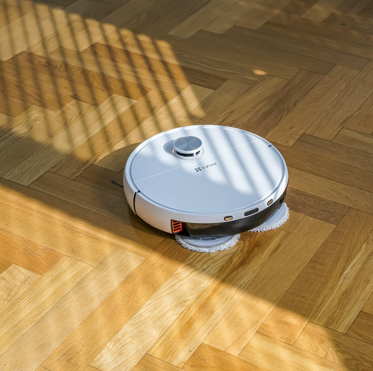EZVIZ RS2 — робот-камера-пылесос, площадь уборки 300 м² на одной зарядке + влажная уборка с вращающимися щетками + голосовое управление
