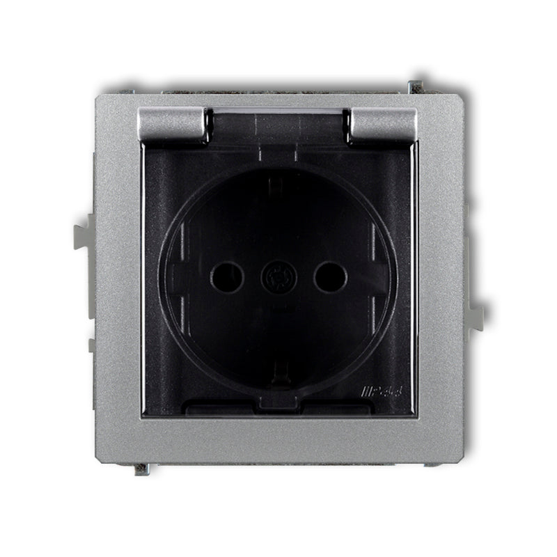 1-poolne kaitsega pistikupesa DECO koos maandusega. SCHUKO 2P+Z (läbipaistev kate), z/a, IP44, hõbedane metalliline värvus.