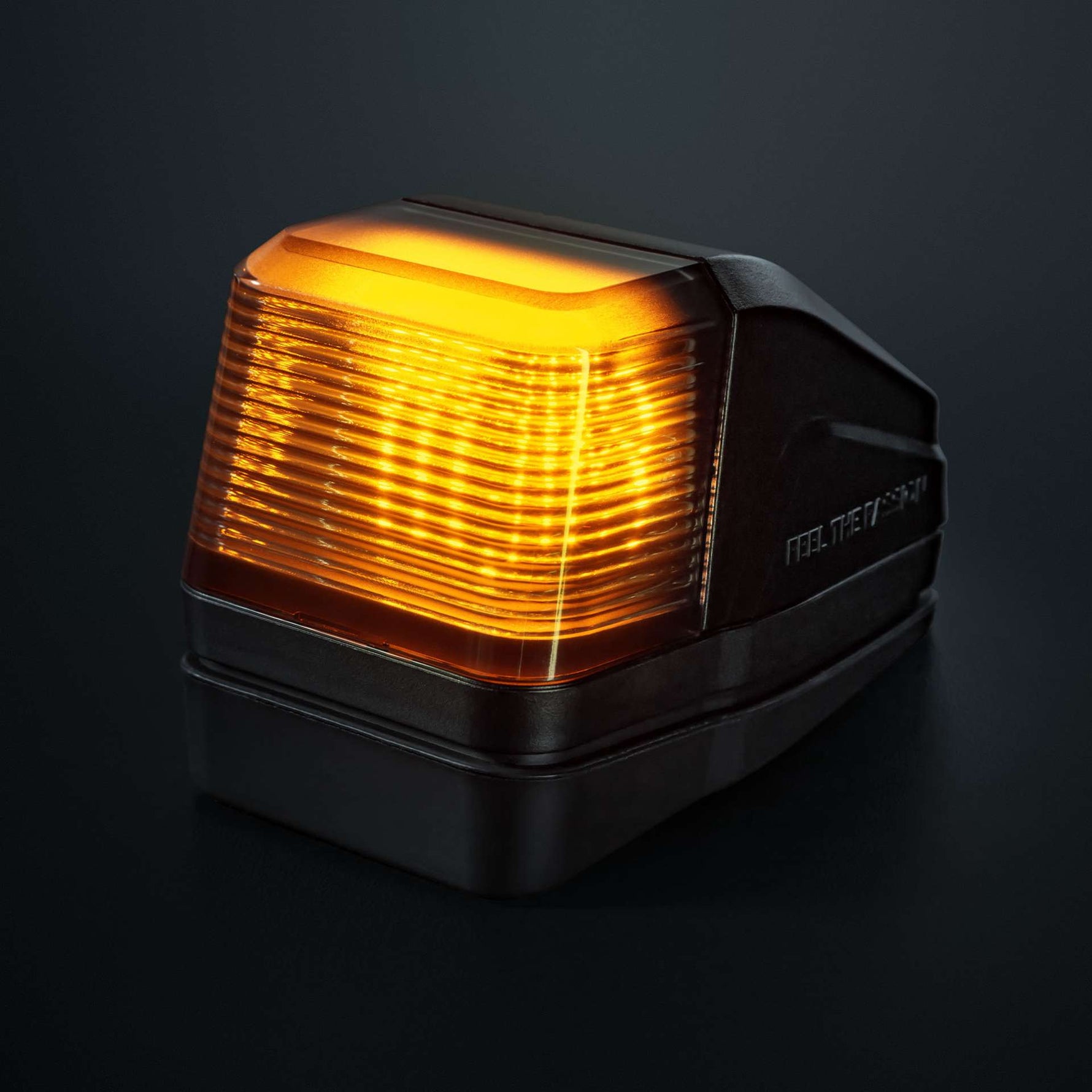 Strands IZE LED jumta gabarītlukturis ar brīdinājuma funkciju, balta/dzintara gaisma, tumša lēca, 10–32 V, IP69K, 903021