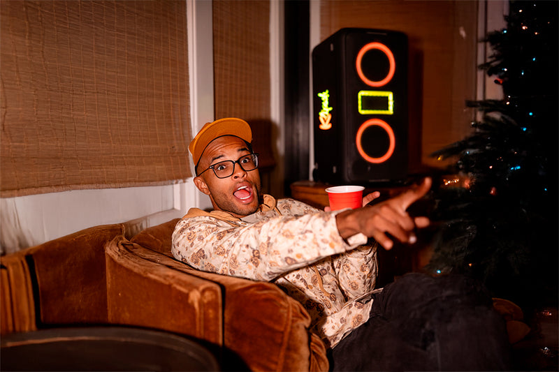 Klipsch Miami pārnēsājamais bezvadu skaļrunis, Maksimālā akustiskā jauda: 105 dB. Akumulatora darbības laiks līdz 18 stundām.