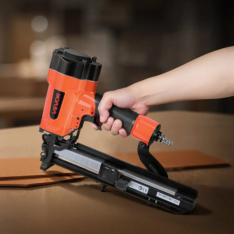 VEVOR pneimatiskā skavu pistole, 16 G (1,6 mm) skavas ar 26,4 mm platu galvu, garums 16–38 mm, darba spiediens 4,8–8,3 bar, divi šaušanas režīmi, piemērota jumtu klāšanai, sienu apšuvumam, žogiem un grīdu pamatnei