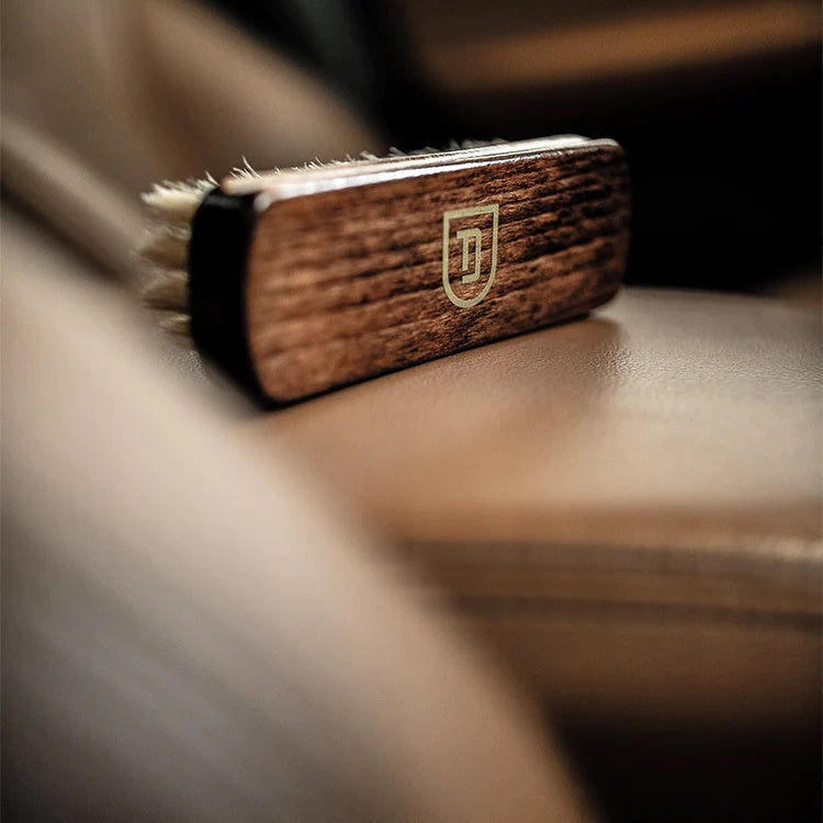 DETURNER LEATHER BRUSH - Birste ādas tīrīšanai. Piemērota arī interjera plastmasas virsmu kopšanai.