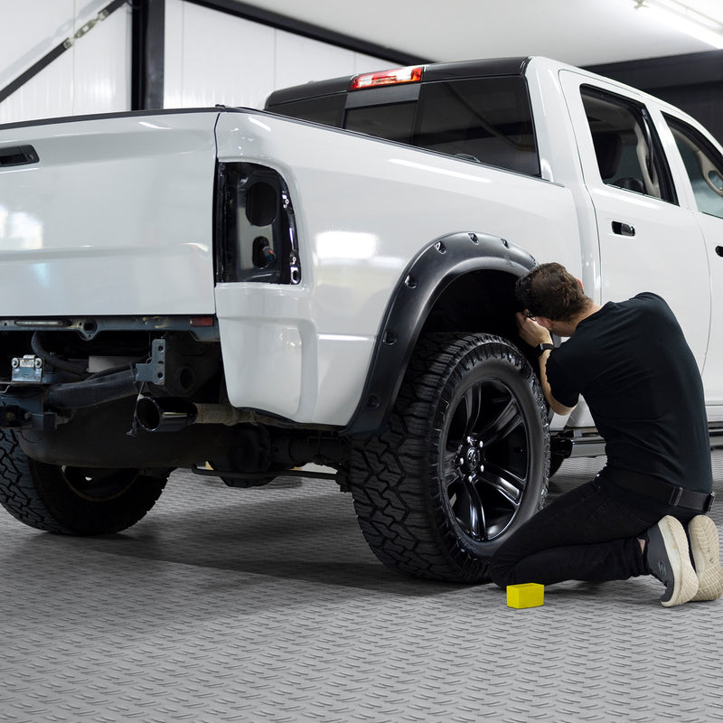 VEVOR garāžas grīdas seguma paneļi – 50 gab. komplekts, 305 × 305 × 13,4 mm, rūpnieciska grīda ar neslīdošu divpusēju virsmu, piemērots garāžām, pagrabiem, darbnīcām, krāsa: sudraba