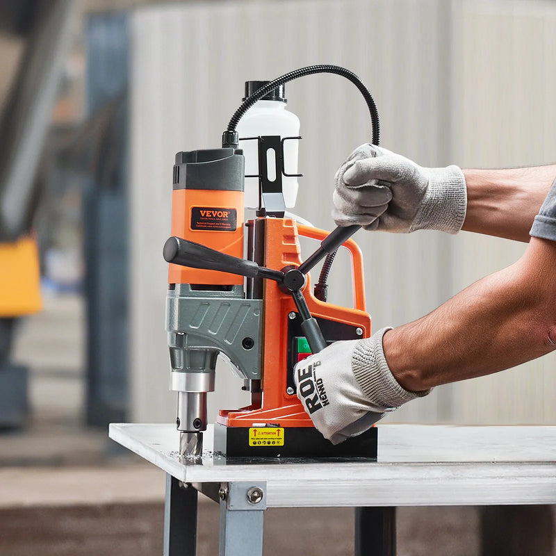 VEVOR magnētiskā urbjmašīna, 1450 W motors, 40,6 mm urbuma diametrs, 12,5 kN magnētiskā noturība, pārnēsājama elektriskā magnētiskā urbjpresa ar 11 vainagurbjiem, 850 apgr./min metāla virsmām un darbnīcām