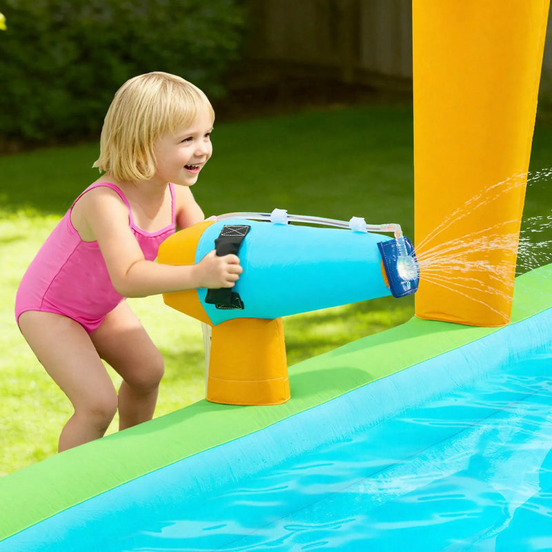 VEVOR piepūšamā lēkāšanas pils ar ūdens slidkalniņu, 4050 × 3470 × 2560 mm piepūšamā atrakcija ar kāpšanas sienu, diviem augstiem slidkalniņiem, šļakatu baseinu un mini futbola zonu, paredzēta 3–4 bērniem vecumā no 3 līdz 8 gadiem