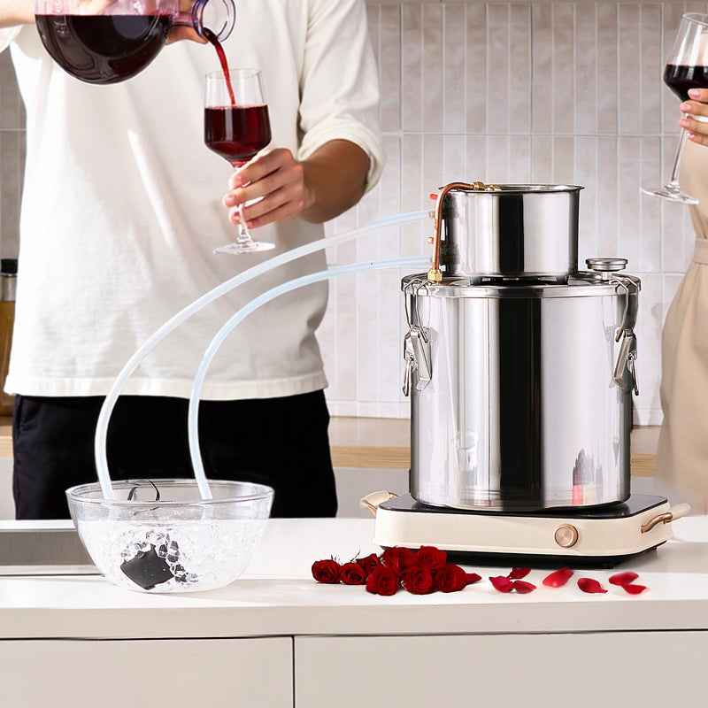 19L nerūsējošā tērauda destilācijas aparāts ar iebūvētu termometru uz vāka un ūdens cirkulācijas sūkni, piemērots alkohola destilācijai