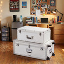 VEVOR metāla uzglabāšanas lādes, 2 gab. komplekts ar koka apdari un piekaramām slēdzenēm, lielā lāde ar riteņiem un 3 metāla rokturiem, dekoratīvas uzglabāšanas kastes ar vākiem ceļošanai, dzīvoklim un kopmītnei, balta