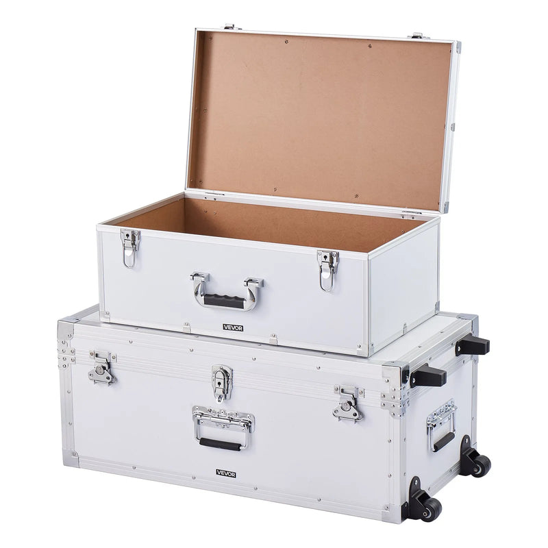 VEVOR metāla uzglabāšanas lādes, 2 gab. komplekts ar koka apdari un piekaramām slēdzenēm, lielā lāde ar riteņiem un 3 metāla rokturiem, dekoratīvas uzglabāšanas kastes ar vākiem ceļošanai, dzīvoklim un kopmītnei, balta