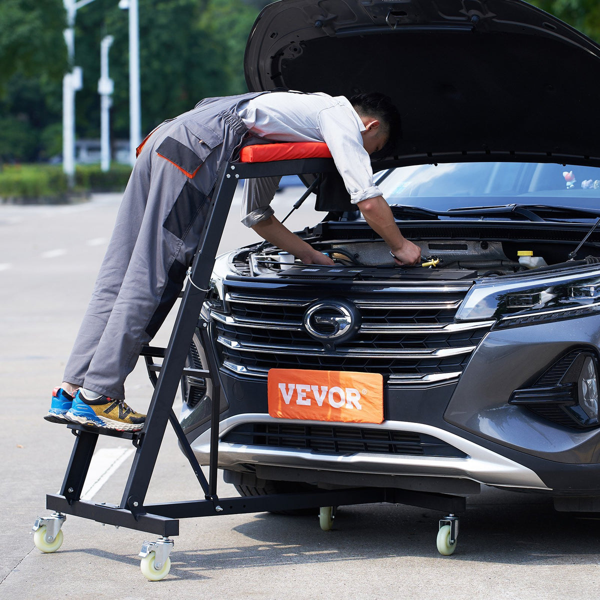 VEVOR augšējais mehāniķa guļamkrēsls motora apkopei, regulējams augstums 1160–1680 mm, kravnesība 181 kg, ar 4 rotējošiem ritenīšiem, smagsvara konstrukcija, paredzēts auto remontam un apkopei