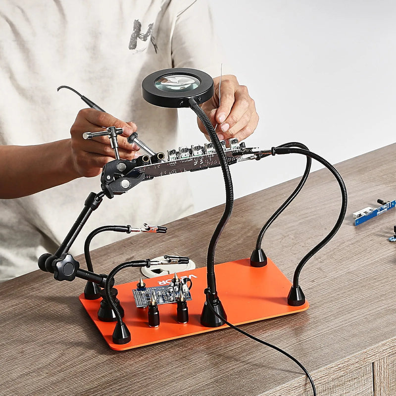 Магнитная паяльная станция с третьей рукой, 3× светодиодной лампой, 4 держателями для печатных плат и 360° держателем для пистолета горячего воздуха, сверхмощная базовая модель для работы с электроникой