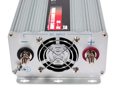 1500W 230VAC/12V C-PWR automaatne inverter, 1500 W väljund, 5 x 35A DC sisendkaitsmed, 2x230V AC pistikupesad, 1 m (4AWG) kaablid klemmidega. Väljundvõimsus 3000W, tühikäiguvool <1,6A, 3,0kg, 372x134x77mm.