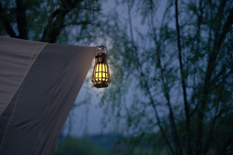 T-PHOX 2in1 kempinga lampa ar iebūvētu skaļruni melna portatīvam apgaismojumam un mūzikai