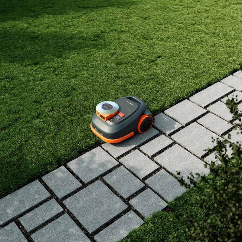 1000 m²_Zāliena robots SEGWAY Navimow H210E, darbojas bez kontūras kabeļiem, nodrošina stabilu darbību uz nogāzēm līdz 45% (24°), tāpēc ir piemērots ne tikai gludam, bet arī sarežģītākam reljefam.