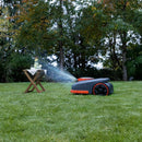 Iepriekšpasūtījums_līdz 1500 m²_Zāliena robots SEGWAY Navimow H215E, darbojas bez kontūras kabeļiem, nodrošina stabilu darbību nogāzēs līdz 45% (24°), tāpēc ir piemērots ne tikai gludam, bet arī sarežģītākam reljefam