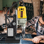 VEVOR 1100 W magnētiskā urbjmašīna ar 40 mm urbuma diametru, 12000 N noturību un 12 urbjiem, 580 apgr./min. portatīvā elektro urbjpresa metālam un mājas darbiem