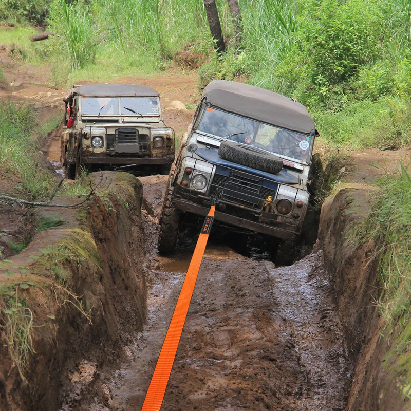 Bezceļu atjaunošanas komplekts, 7,6 × 914,4 cm smagās vilkšanas vinčas komplekts ar 13 608 kg ietilpības poliestera vilkšanas siksnu, 20 000 kg D formas šaklēm un uzglabāšanas somu, ATV, džipiem, bezceļu transportlīdzekļiem un kravas automašīnām