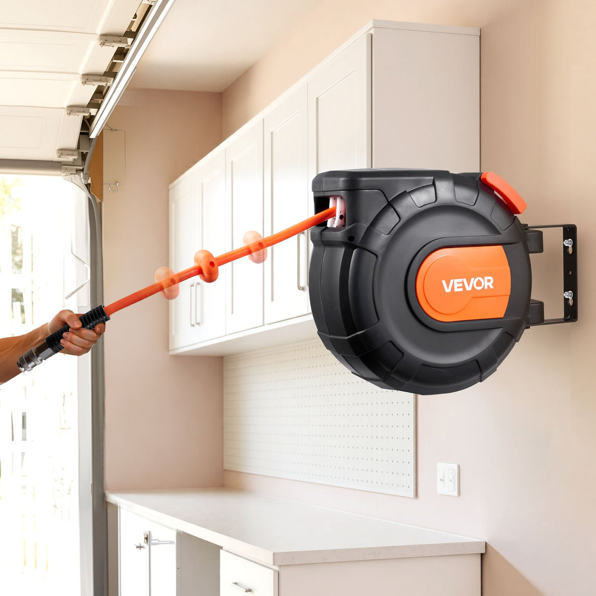 VEVOR automātiski uztinams gaisa šļūtenes rullis, 15 m × 9,5 mm PVC gaisa šļūtene, maks. spiediens 20,7 bar, slēgts gaisa kompresora šļūtenes rullis ar automātisko uztīšanu, 1 m pievades šļūtene, 180° grozāma sienas/griestu montāža garāžām un darbnīcām
