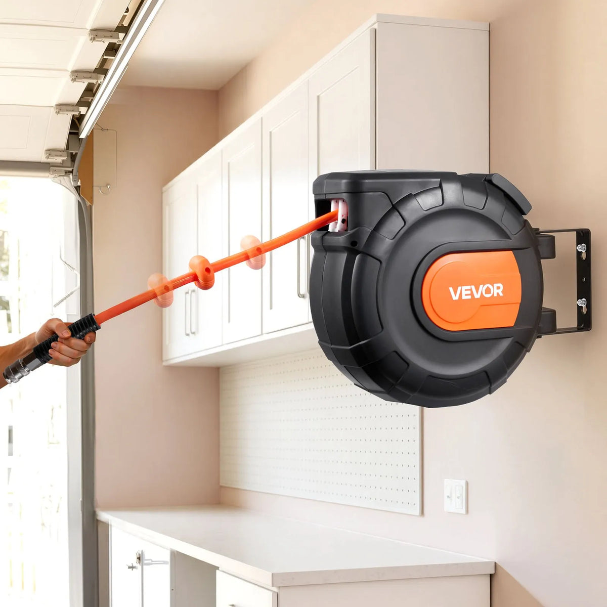 VEVOR automātiski uztinams gaisa šļūtenes rullis, 20 m × 9,5 mm PVC gaisa šļūtene, maks. spiediens 20,7 bar, slēgts gaisa kompresora šļūtenes rullis ar automātisko uztīšanu, 2 m pievades šļūtene, 180° grozāma sienas/griestu montāža garāžām un darbnīcām