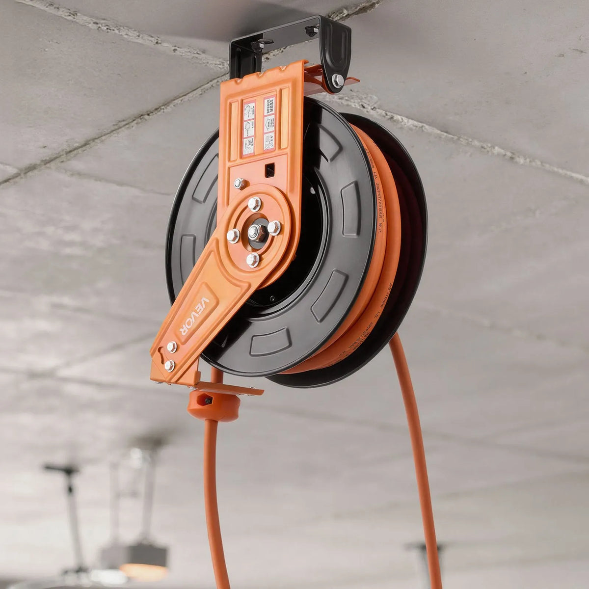 VEVOR automātiski uztinams gaisa šļūtenes rullis, 15 m × 9,5 mm gumijas gaisa šļūtene, maks. spiediens 20,7 bar, automātiskā uztīšana gaisa kompresoram ar 1 m pievades šļūteni, 180° grozāma sienas/griestu montāža garāžām un darbnīcām