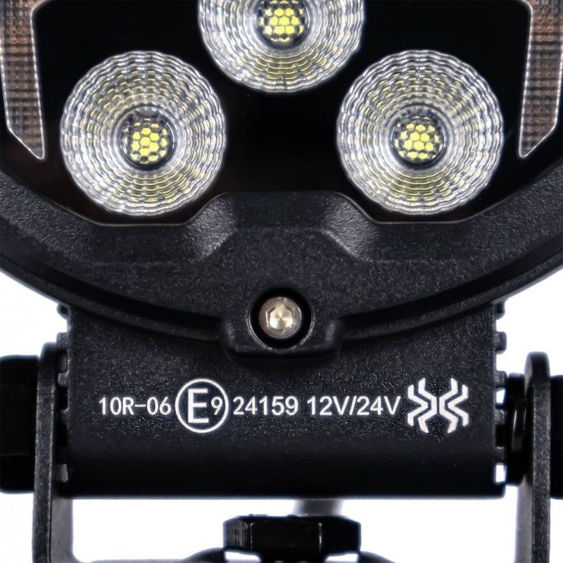 18W(1700Lm) LED darba lukturis KAMAR X-SPIDER 3 L0196 ar dzintarkrāsas LED joslu, 9 LED, 12/24V, IP67, alumīnija korpuss, 111x111x29,5mm, 0,3m kabelis, ECE R10, 2 gadu garantija