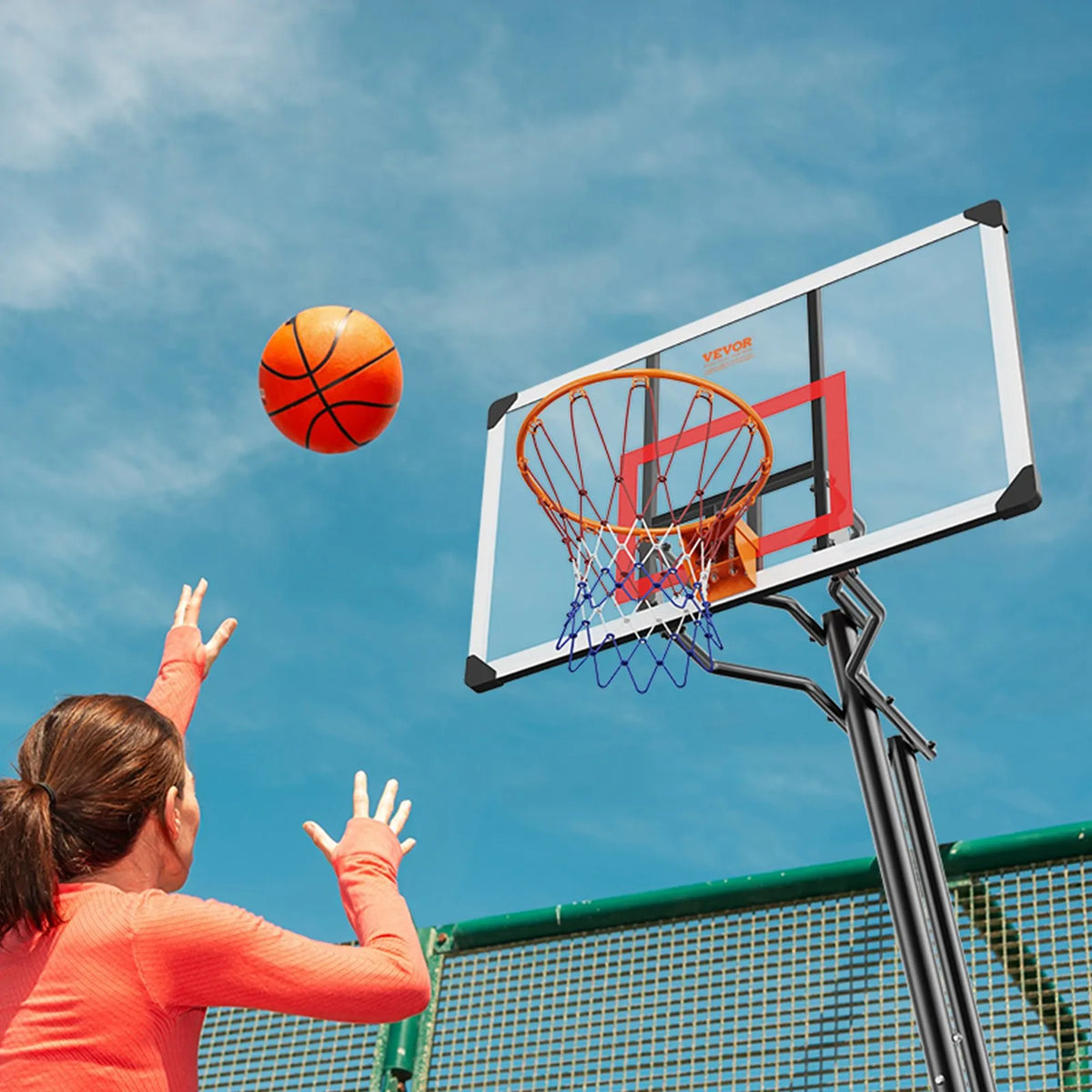 VEVOR basketbola grozs ar regulējamu augstumu 2,31–3,05 m, pārnēsājama sistēma ar 127 cm aizmugures vairogu, grozs ar statīvu, riteņiem un uzpildāmu pamatni, piemērots bērniem un pieaugušajiem, lietošanai telpās un ārā