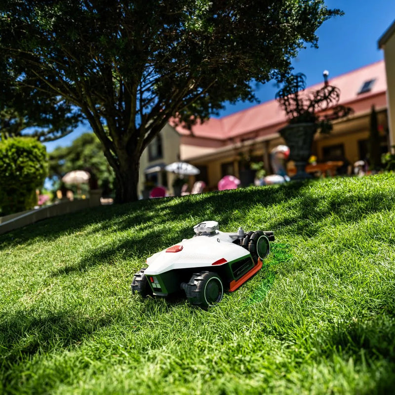 Iepriekšpasūtīšana_10000m²_LUBA 2 AWD 10000X: robotizēts zāles pļāvējs bez perimetra vada