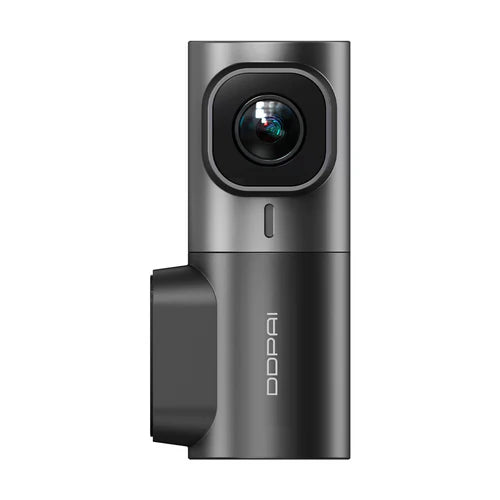 DDPAI Mini 2X ir kompakts auto videoreģistrators ar iebūvētu akumulatoru (~320 mAh rezerves barošanai) un atbalstu līdz 128 GB microSD kartei.