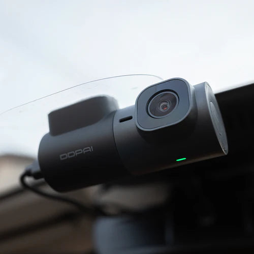 DDPAI Mini 2X on kompaktne autovideoregistraator, millel on sisseehitatud aku (~320 mAh varutoiteks) ja mis toetab kuni 128 GB microSD-kaarti.