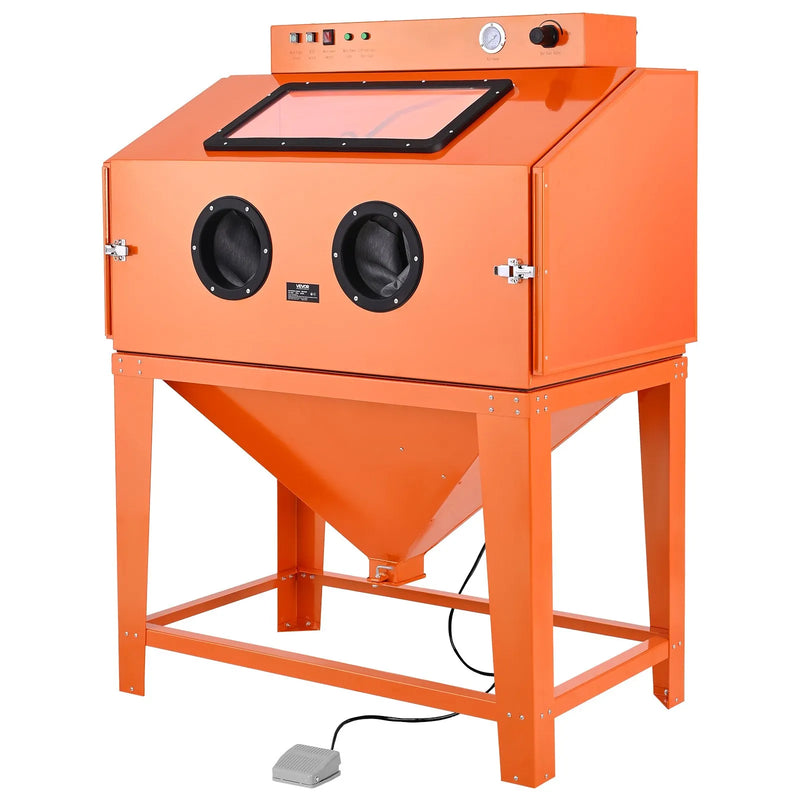 VEVOR 435 l smilšu strūklas kabīne no pastiprināta tērauda ar divu strūklas pistoļu komplektu, 117 l abrazīvā materiāla tvertni un 1200 W jaudīgu putekļu savācēju lielgabarīta detaļu rūsas noņemšanai un virsmu apdarei