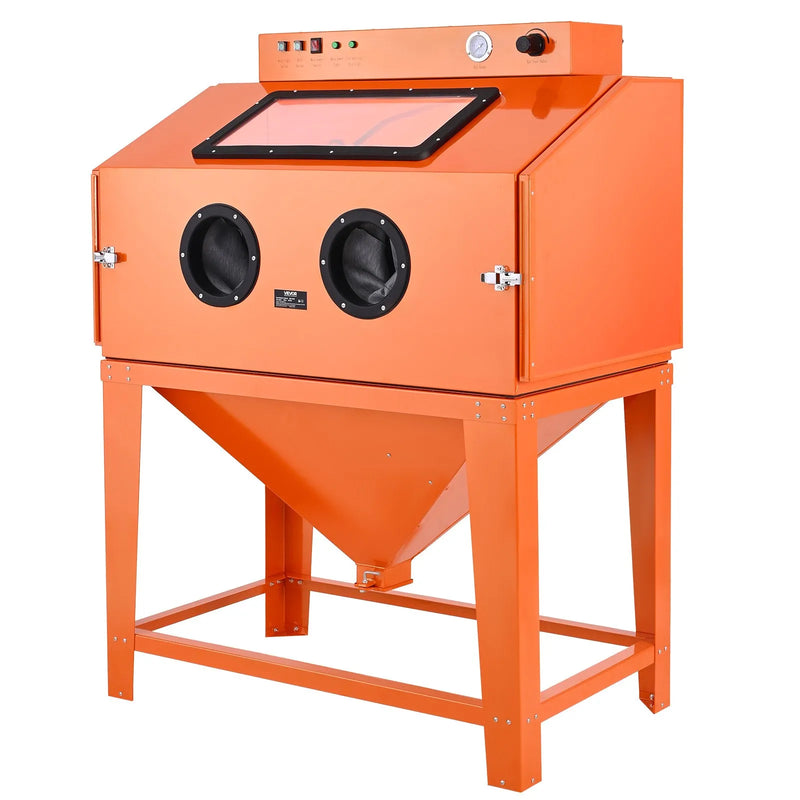 VEVOR 435 l smilšu strūklas kabīne no pastiprināta tērauda ar divu strūklas pistoļu komplektu, 117 l abrazīvā materiāla tvertni un 1200 W jaudīgu putekļu savācēju lielgabarīta detaļu rūsas noņemšanai un virsmu apdarei