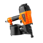 VEVOR pneimatiskā ruļļu tipa apdares naglu pistole CN65, paredzēta 32–64 mm naglām, 15° leņķis, darba spiediens 0,48–0,83 MPa, ar bezinstrumentu iestrādes dziļuma regulēšanu, piemērota apšuvumam, paletēm, koka darbiem, žogiem un terasēm