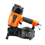 VEVOR pneimatiskā ruļļu tipa apdares naglu pistole CN65, paredzēta 32–64 mm naglām, 15° leņķis, darba spiediens 0,48–0,83 MPa, ar bezinstrumentu iestrādes dziļuma regulēšanu, piemērota apšuvumam, paletēm, koka darbiem, žogiem un terasēm