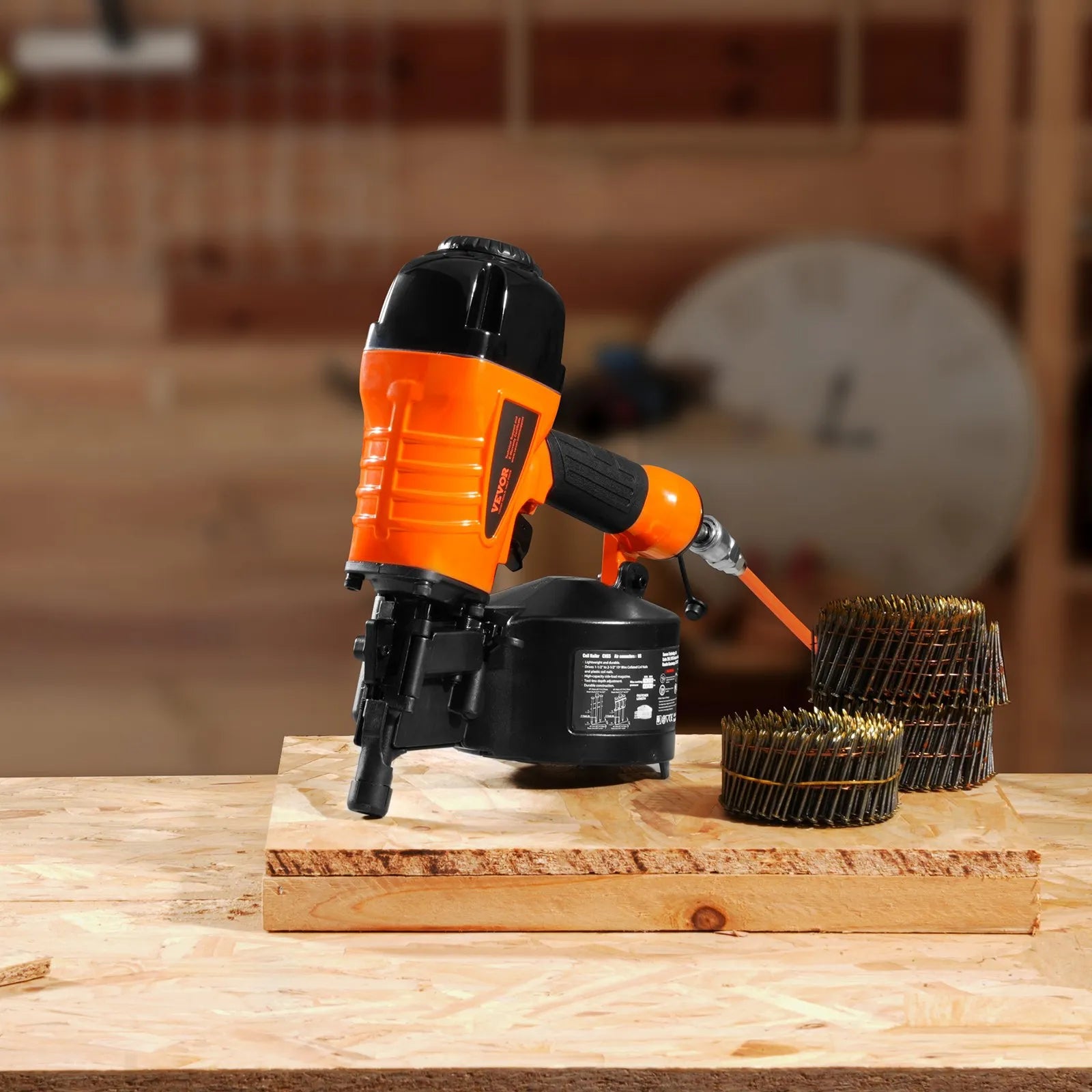 VEVOR pneimatiskā ruļļu tipa apdares naglu pistole CN65, paredzēta 32–64 mm naglām, 15° leņķis, darba spiediens 0,48–0,83 MPa, ar bezinstrumentu iestrādes dziļuma regulēšanu, piemērota apšuvumam, paletēm, koka darbiem, žogiem un terasēm