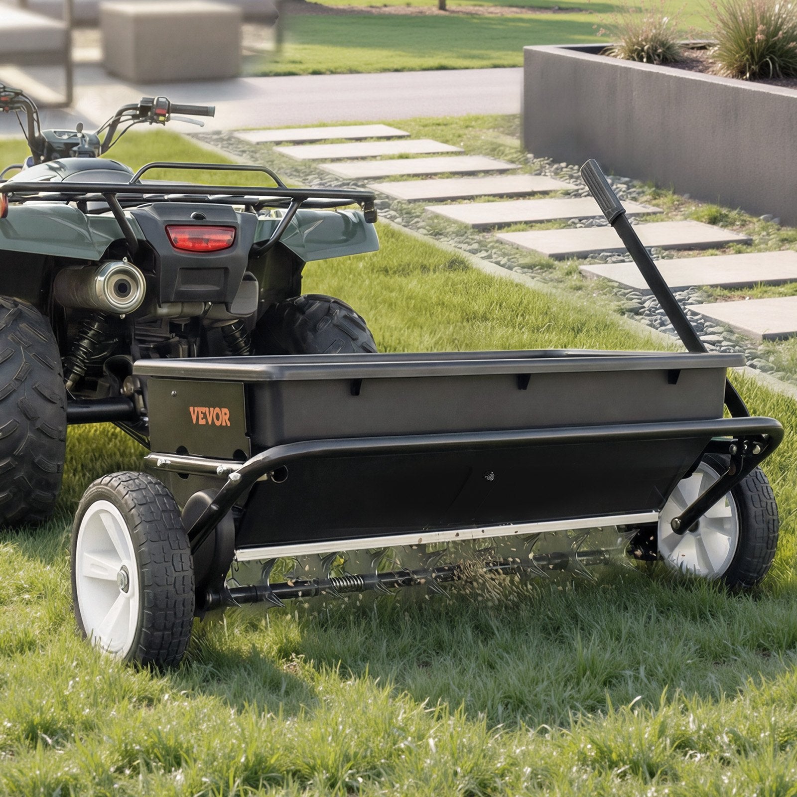 VEVOR velkamais zāliena kaisītājs ar aerācijas tapām, izkliedes platums 0,81 m, universāla sakabe, zāliena sējmašīna un augsnes aerators ar 45,36 kg ietilpību un 254 mm riepām ATV un UTV transportam