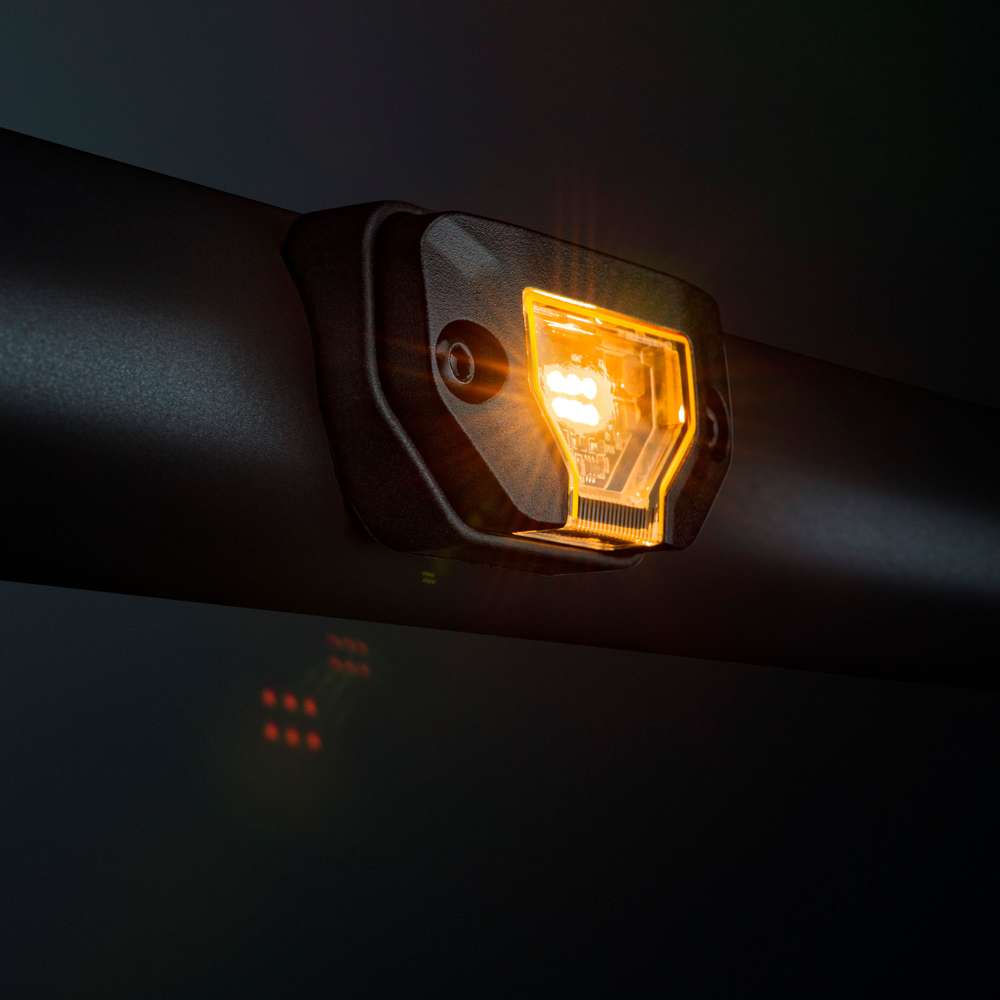 Strands Unity Rock Light oranža LED pozīcijas un darba lampa 340 lm, 10–32 V DC, Flood Beam, IP69K, melna korpusa izpildījumā