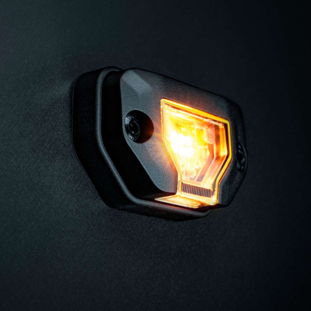Strands Unity Rock Light oranža LED pozīcijas un darba lampa 340 lm, 10–32 V DC, Flood Beam, IP69K, melna korpusa izpildījumā