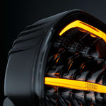 Strands Nuuk D-Line 9" LED tālās gaismas lukturis 13400 lm, balts/dzintara gabarītgaismas apgaismojums, E-apstiprināts, IP69K, 10–32 V