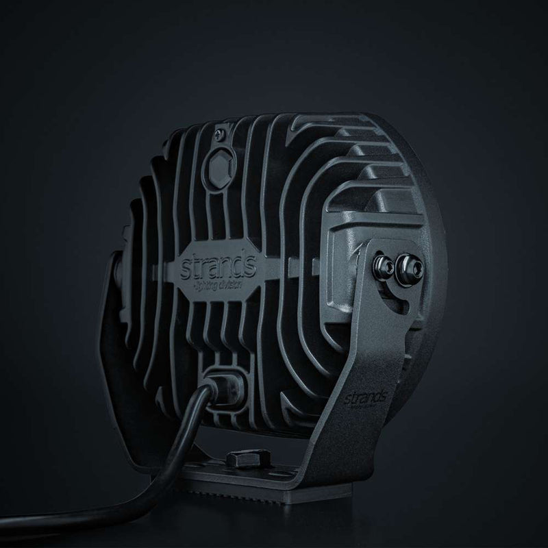 STRANDS BIG ENERGY 2.0 LED tālās gaismas lukturis, 98W, 9100Lm, 10–32V, 1lx pie 601m, balta/dzintarkrāsas pozīcijas gaisma, IP69K, DT-4PIN, 5700K, 3 gadu garantija
