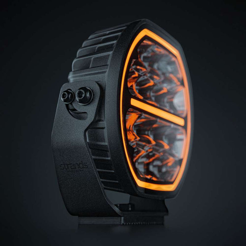 STRANDS BIG ENERGY 2.0 LED tālās gaismas lukturis, 98W, 9100Lm, 10–32V, 1lx pie 601m, balta/dzintarkrāsas pozīcijas gaisma, IP69K, DT-4PIN, 5700K, 3 gadu garantija