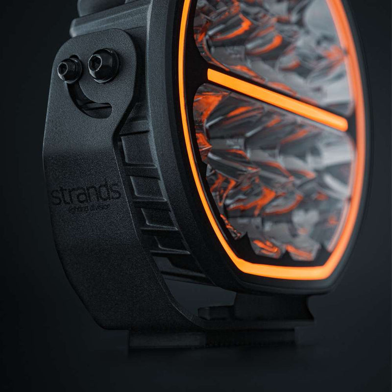 STRANDS BIG ENERGY 2.0 LED tālās gaismas lukturis, 132W, 12900Lm, 10–32V, 1lx pie 715m, E-mode/Xperience režīmi, balta/dzintarkrāsas pozīcijas gaisma, IP69K, 5700K, 3 gadu garantija