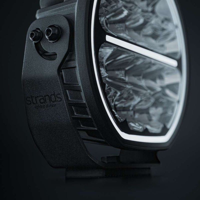 STRANDS BIG ENERGY 2.0 LED tālās gaismas lukturis, 132W, 12900Lm, 10–32V, 1lx pie 715m, E-mode/Xperience režīmi, balta/dzintarkrāsas pozīcijas gaisma, IP69K, 5700K, 3 gadu garantija