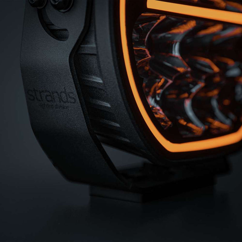 STRANDS BIG ENERGY 2.0 LED tālās gaismas lukturis, 132W, 12900Lm, 10–32V, 1lx pie 715m, E-mode/Xperience režīmi, balta/dzintarkrāsas pozīcijas gaisma, IP69K, 5700K, 3 gadu garantija