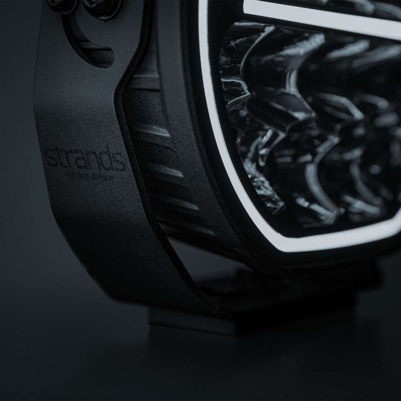 STRANDS BIG ENERGY 2.0 LED tālās gaismas lukturis, 132W, 12900Lm, 10–32V, 1lx pie 715m, E-mode/Xperience režīmi, balta/dzintarkrāsas pozīcijas gaisma, IP69K, 5700K, 3 gadu garantija