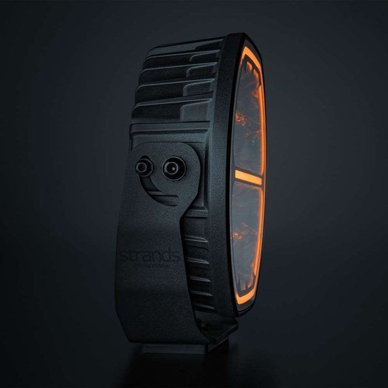 STRANDS BIG ENERGY 2.0 LED tālās gaismas lukturis, 132W, 12900Lm, 10–32V, 1lx pie 715m, E-mode/Xperience režīmi, balta/dzintarkrāsas pozīcijas gaisma, IP69K, 5700K, 3 gadu garantija