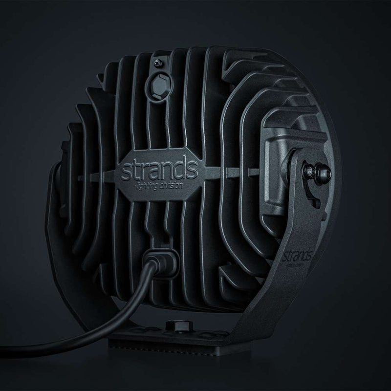 STRANDS BIG ENERGY 2.0 LED tālās gaismas lukturis, 132W, 12900Lm, 10–32V, 1lx pie 715m, E-mode/Xperience režīmi, balta/dzintarkrāsas pozīcijas gaisma, IP69K, 5700K, 3 gadu garantija