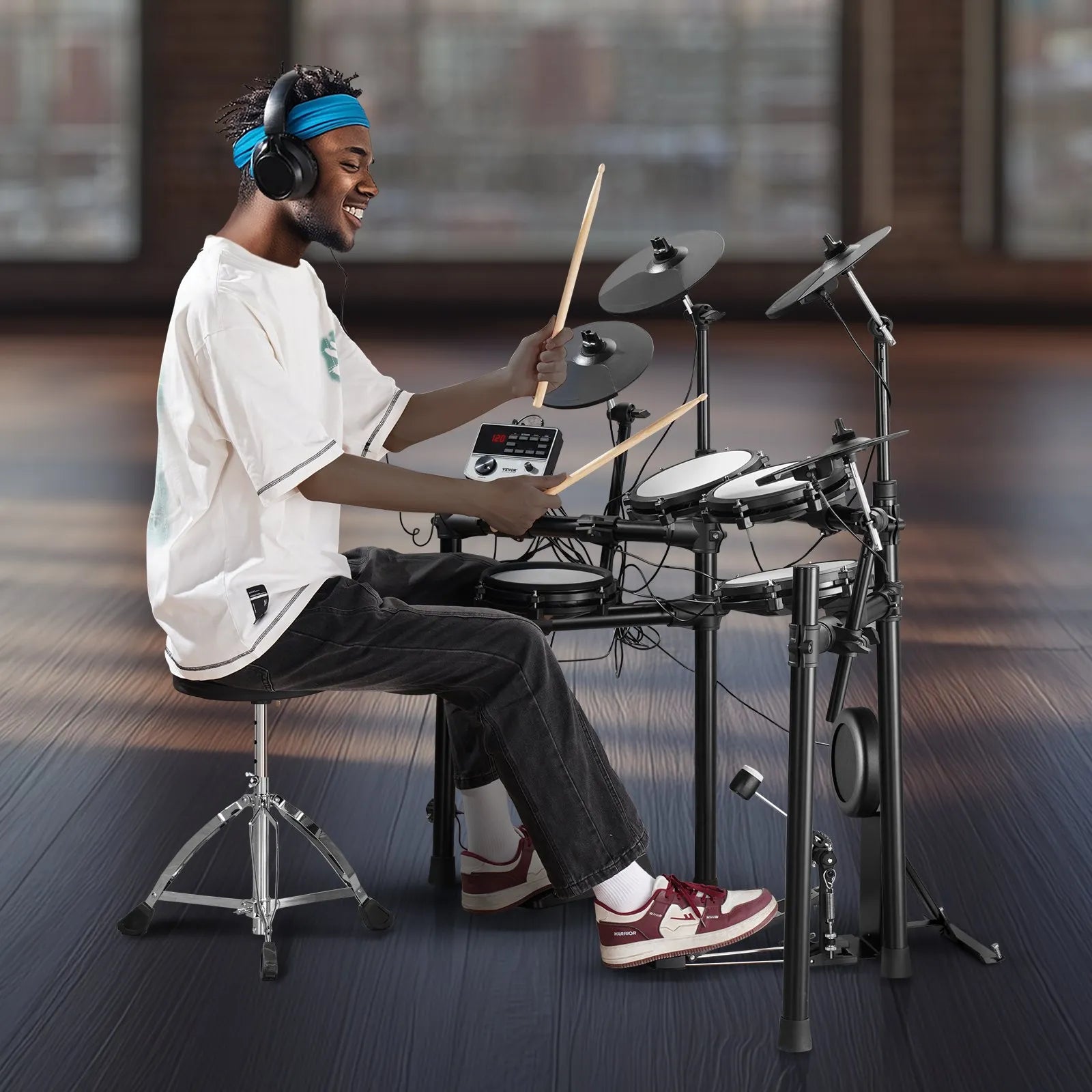 VEVOR elektroniskā bungasete ar 32 bungu komplektiem un 480 skaņām, 8″ klusās tīkla snare bungas spilventiņu, 10″ šķīvjiem, bungu vicinātājiem un austiņām; USB MIDI atbalsts, piemērota iesācējiem un pieaugušajiem