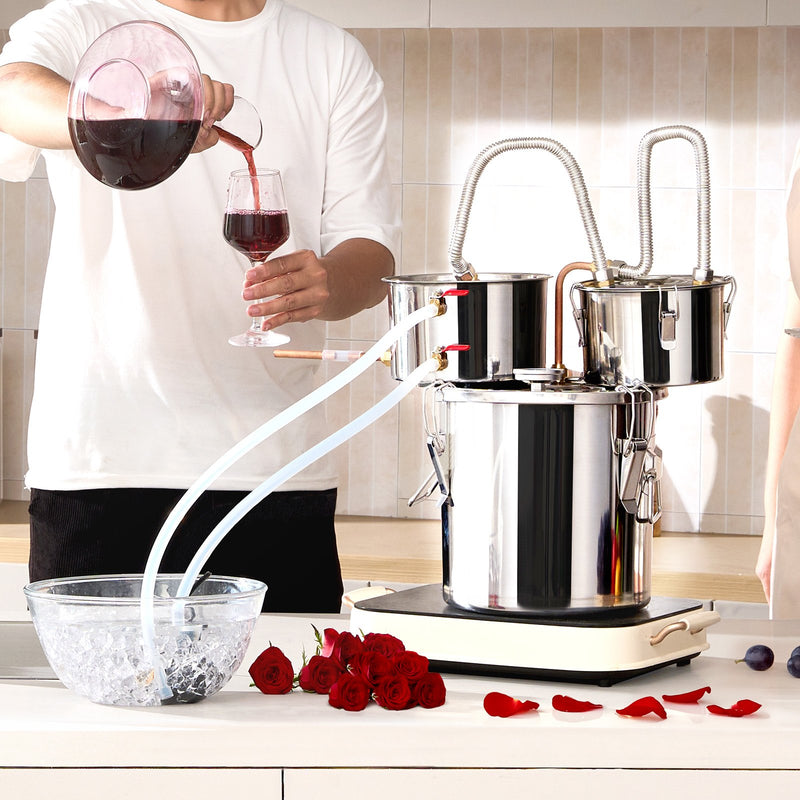 11.4L divu kondensatoru destilācijas aparāts ar iebūvētu termometru uz vāka un 8W ūdens cirkulācijas sūkni,  šo iekārtu var izmantot augļu vīnu, brendija, degvīna, viskija, etanola, ūdens un ēterisko eļļu destilācijai.